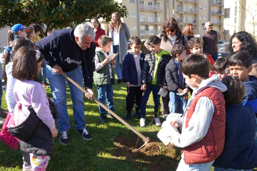  Autarquia e crianças de Lamego plantam árvores no Dia das Florestas - Jornal do Centro