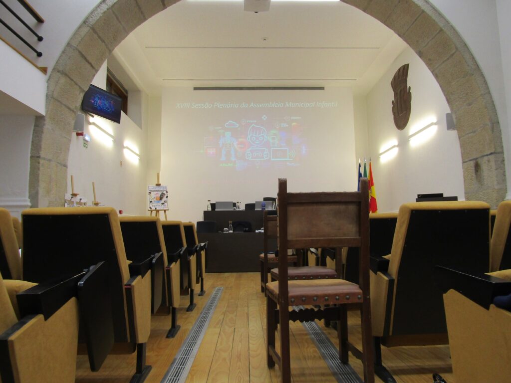  Alunos de Viseu foram deputados por um dia para debater as Tecnologias de Informação - Jornal do Centro