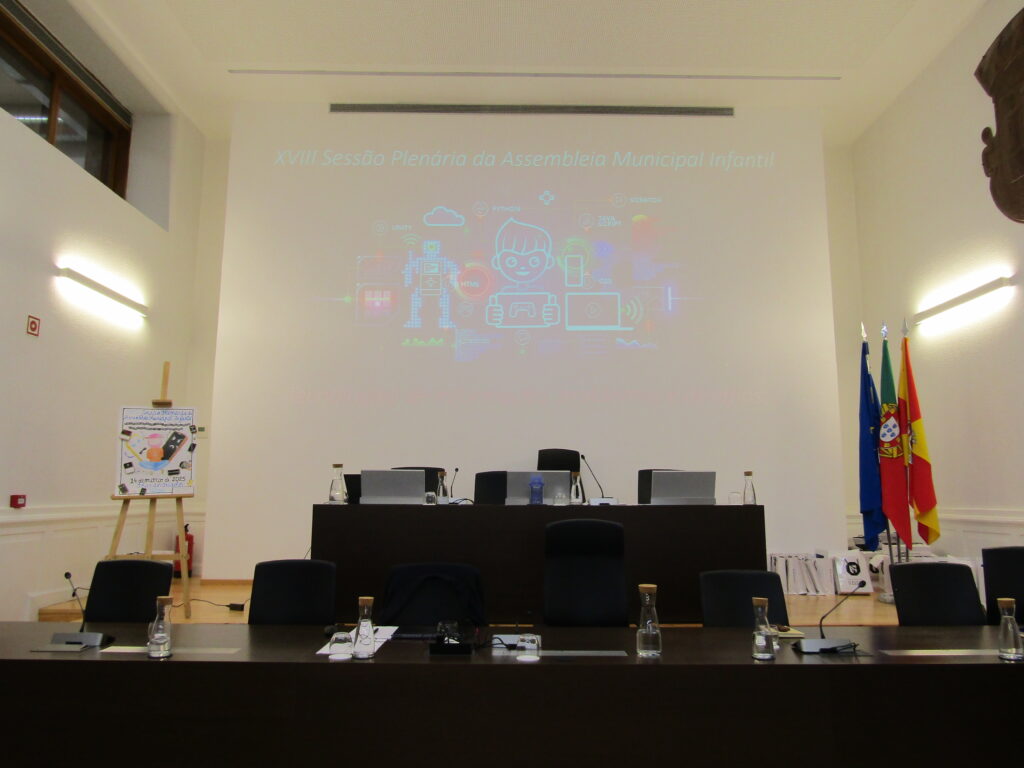  Alunos de Viseu foram deputados por um dia para debater as Tecnologias de Informação - Jornal do Centro