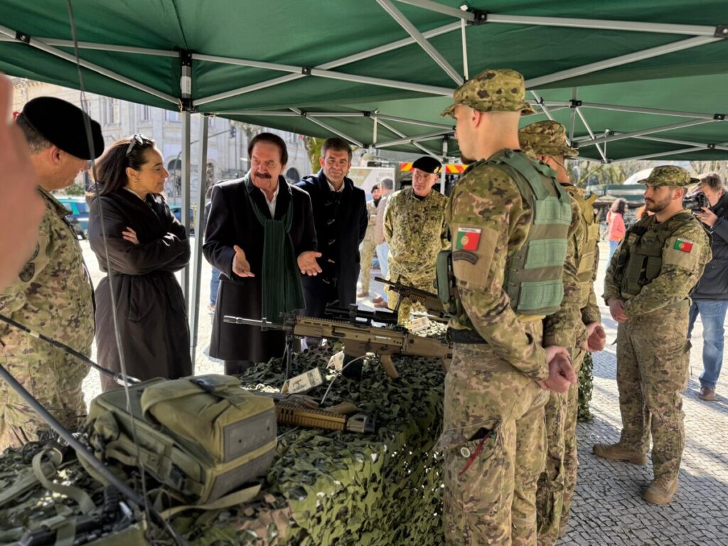  RI14: Exército “monta guarda” no Rossio, em Viseu - Jornal do Centro