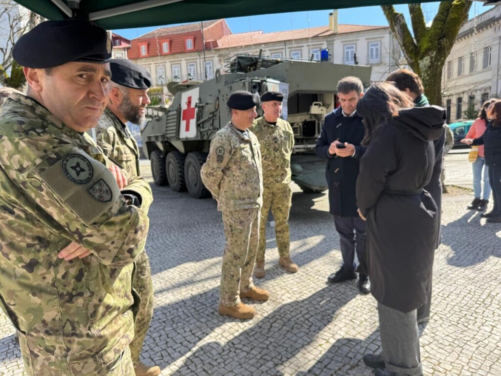  RI14: Exército “monta guarda” no Rossio, em Viseu - Jornal do Centro