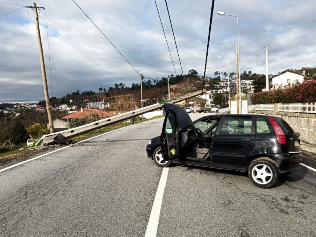  Despiste provoca queda de poste de eletricidade e corta estrada em Viseu - Jornal do Centro