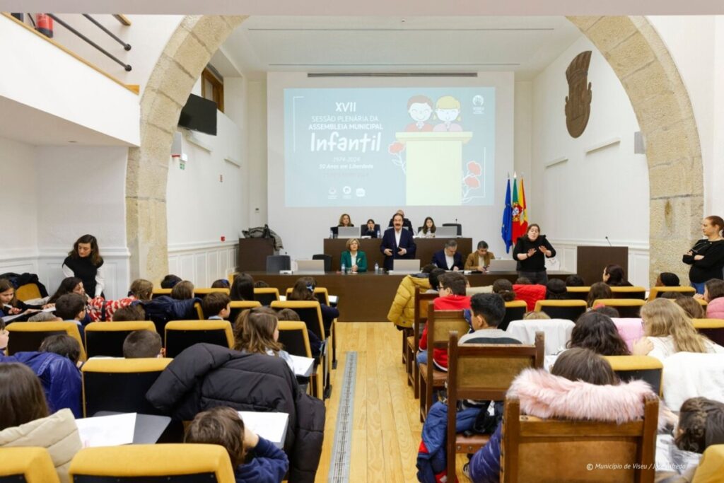 Alunos de Viseu vão ser “deputados” em mais uma sessão da Assembleia Municipal Infantil - Jornal do Centro