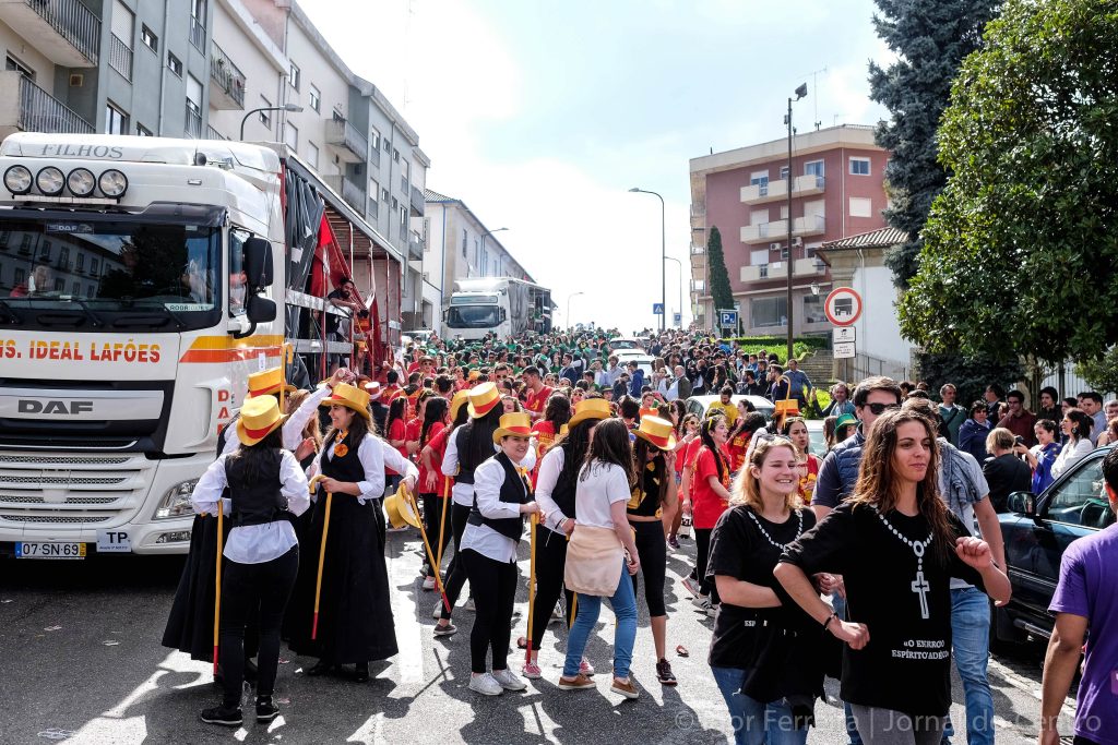  Desfile dos estudantes condiciona trânsito em Viseu - Jornal do Centro