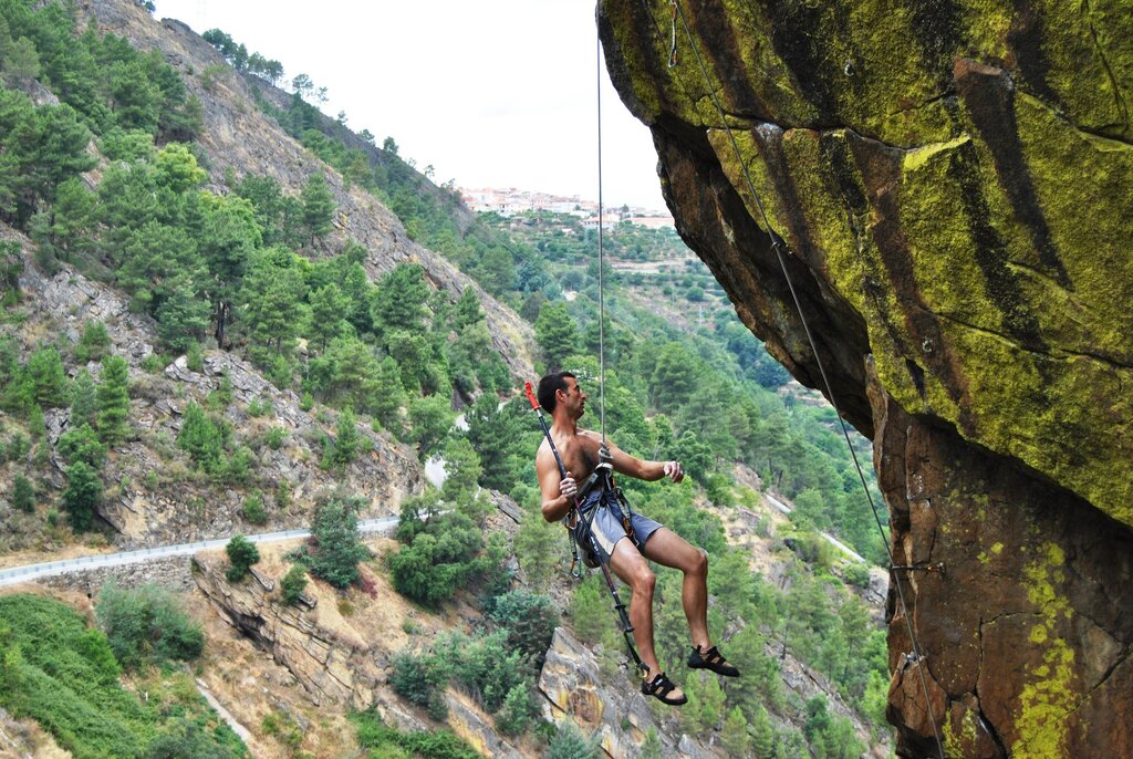  Está a pensar numa escapadinha? Vá conhecer e escalar o Fradinho, em Tabuaço - Jornal do Centro