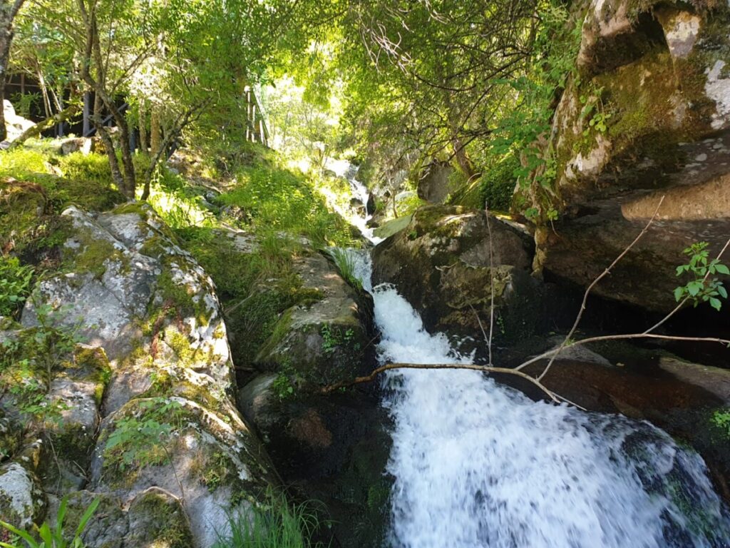  Está a pensar numa escapadinha? Vá conhecer e escalar o Fradinho, em Tabuaço - Jornal do Centro