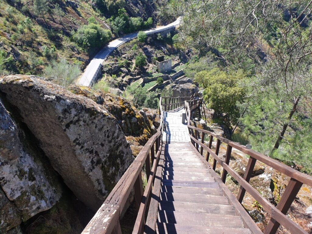  Está a pensar numa escapadinha? Vá conhecer e escalar o Fradinho, em Tabuaço - Jornal do Centro
