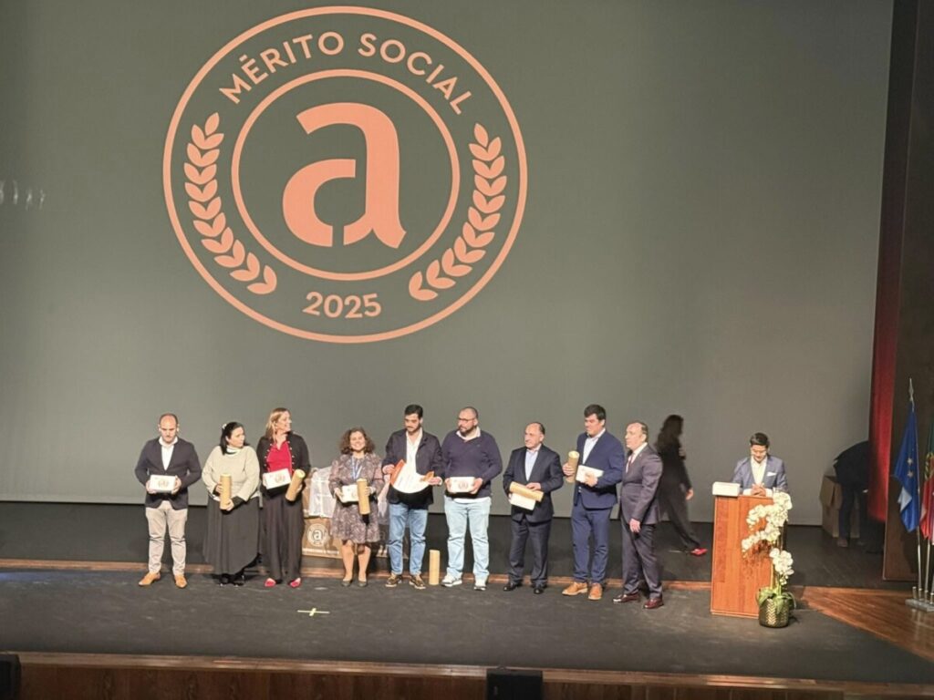  Freguesia de Viseu recebe Bandeira de Mérito Social - Jornal do Centro