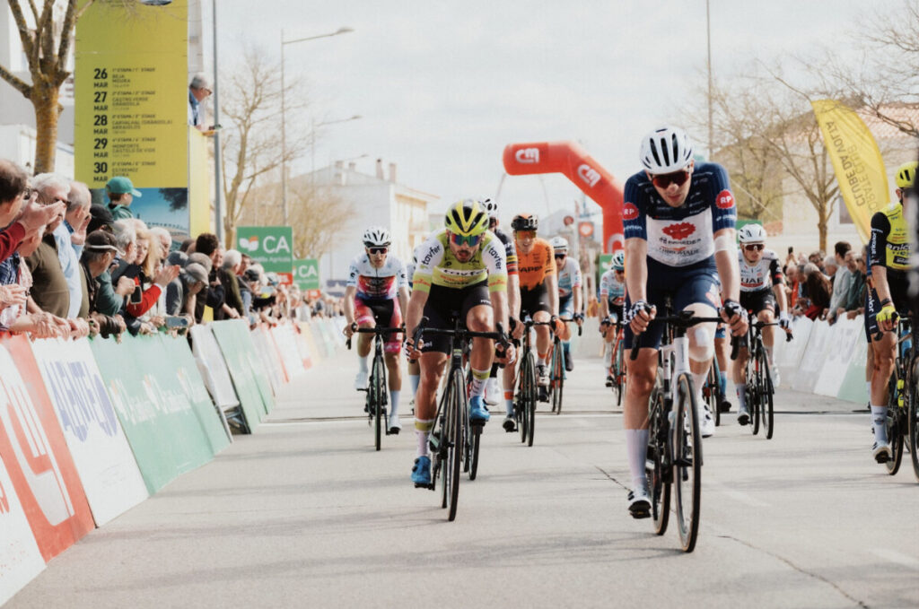 Lençol de água trava ambição de ciclista da Tavfer na Volta ao Alentejo - Jornal do Centro