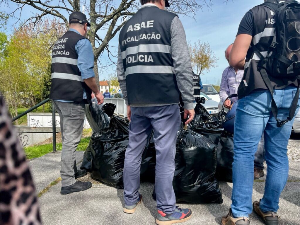  Mais de 31 mil euros de artigos contrafeitos apreendidos na feira semanal de Viseu - Jornal do Centro