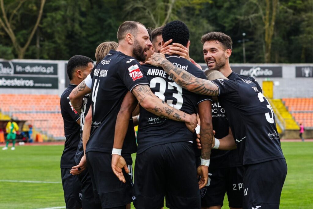  Académico de Viseu afunda Mafra e ainda sonha com a subida à Primeira Liga - Jornal do Centro
