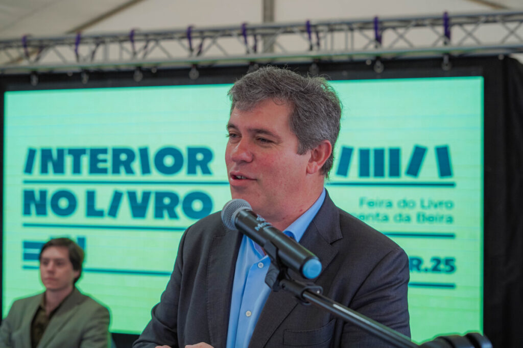  Feira do Livro de Moimenta da Beira com “grande afluência” - Jornal do Centro