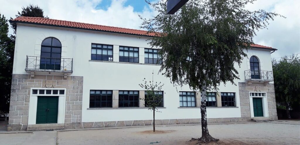  Pais reconstroem recreio da Escola de Bigas, em Viseu - Jornal do Centro
