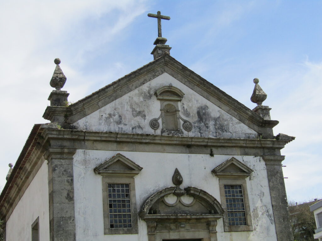  Igreja de S. Miguel de Fetal: diz a tradição que está aqui o túmulo do último rei dos Godos - Jornal do Centro