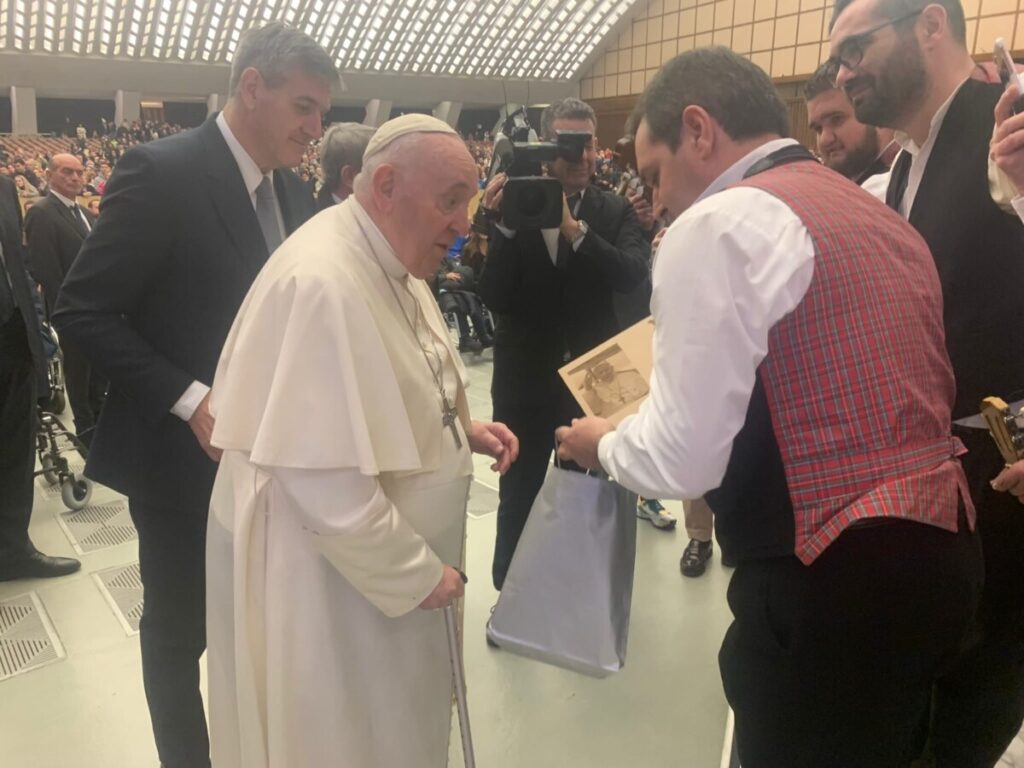  “De Francisco lembramos a simplicidade”, diz quem foi de Viseu até Roma cantar as Janeiras ao Papa - Jornal do Centro