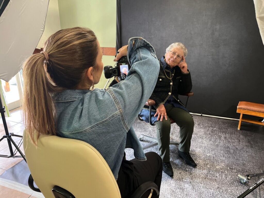  Idosos de Viseu posam para a fotografia numa iniciativa que valoriza a terceira idade - Jornal do Centro