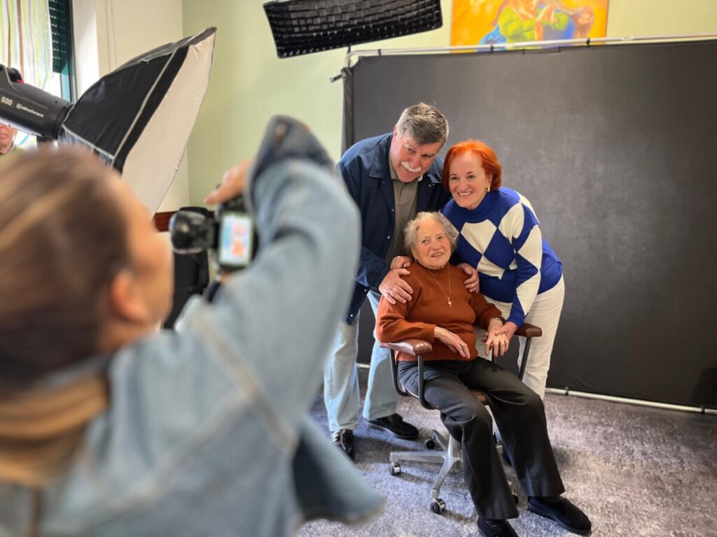 Idosos de Viseu posam para a fotografia numa iniciativa que valoriza a terceira idade - Jornal do Centro