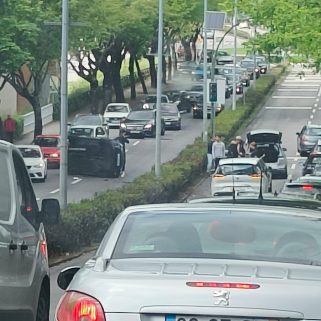  Despiste em Viseu faz dois feridos e condiciona trânsito na Circunvalação - Jornal do Centro