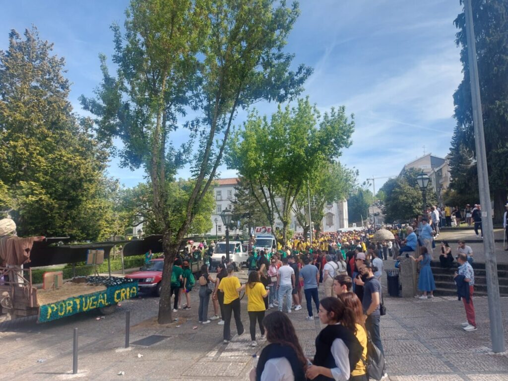  Apesar do apagão, desfile dos estudantes de Viseu saiu à rua - Jornal do Centro