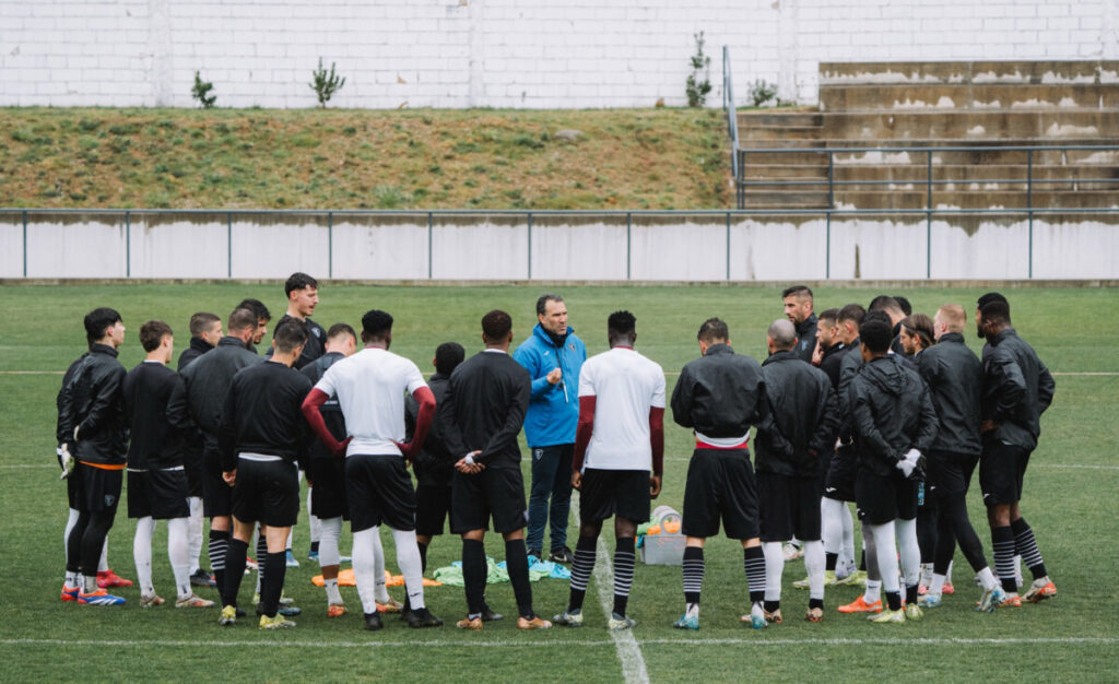  Académico de Viseu dá murro na mesa e diz estar a ser vítima de erros de arbitragem - Jornal do Centro