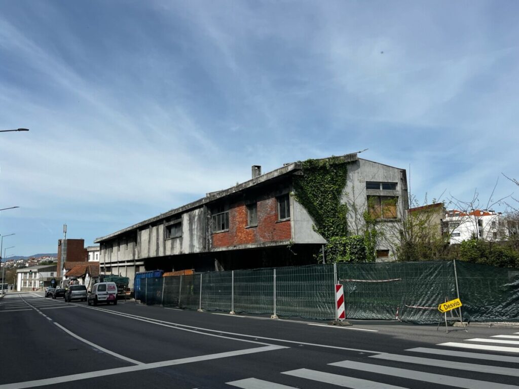  Demolição do pavilhão da PT condiciona trânsito na Avenida Capitão Homem Ribeiro, em Viseu - Jornal do Centro
