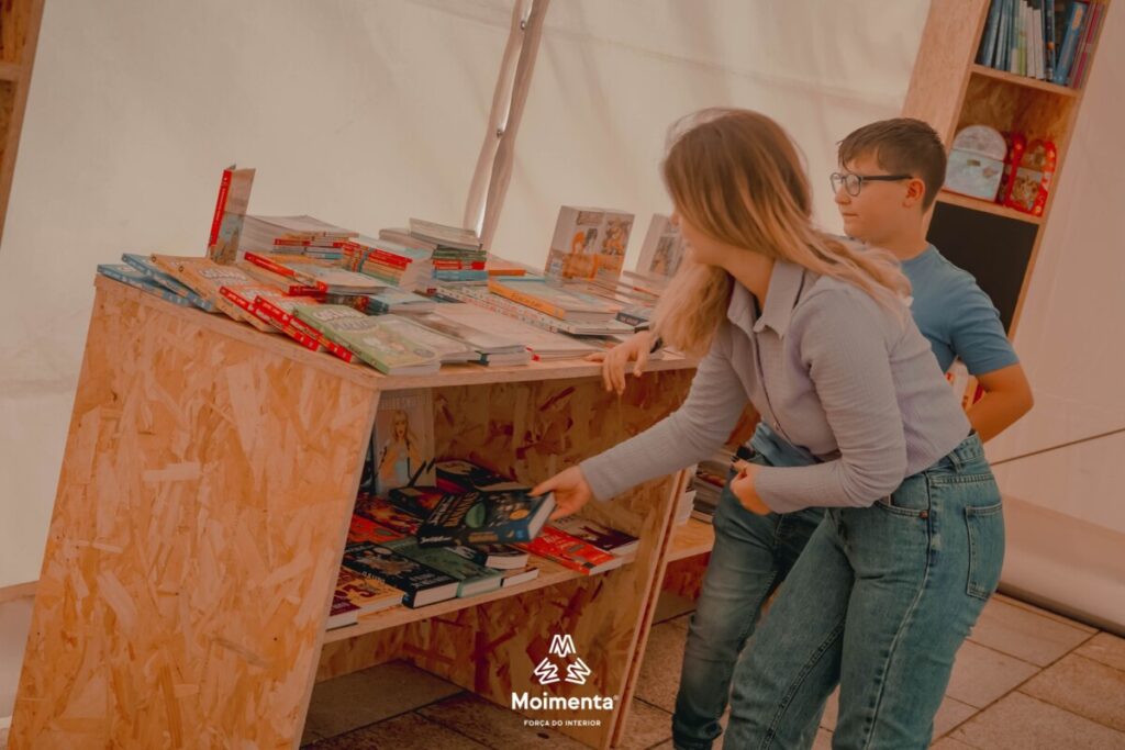  Comediante Eduardo Madeira e jornalista Rodrigo Guedes de Carvalho na Feira do Livro de Moimenta da Beira - Jornal do Centro