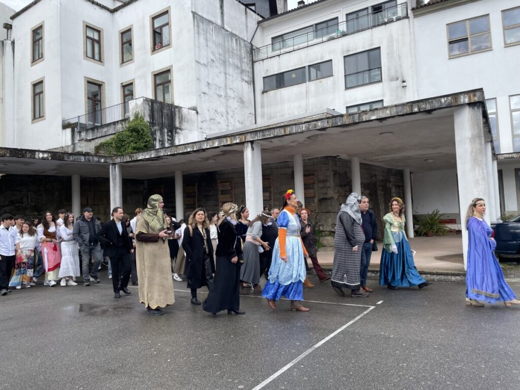  Escola Emídio Navarro veste-se a rigor para Feira Renascentista - Jornal do Centro