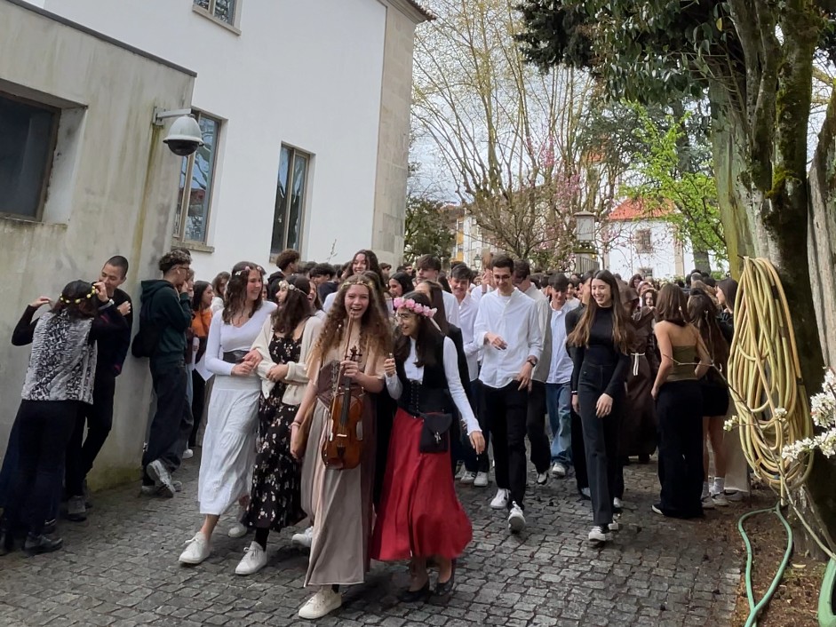  Escola Emídio Navarro veste-se a rigor para Feira Renascentista - Jornal do Centro