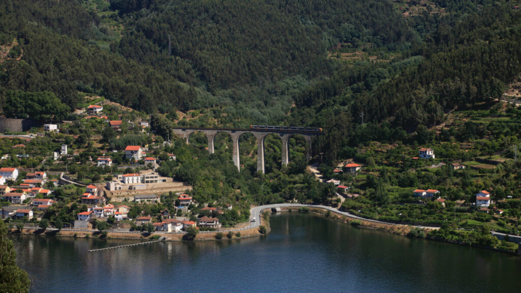  Teixeirô: 0 Miradouro de onde se vê o Vale de Fratura, o Douro e o Porto Antigo - Jornal do Centro