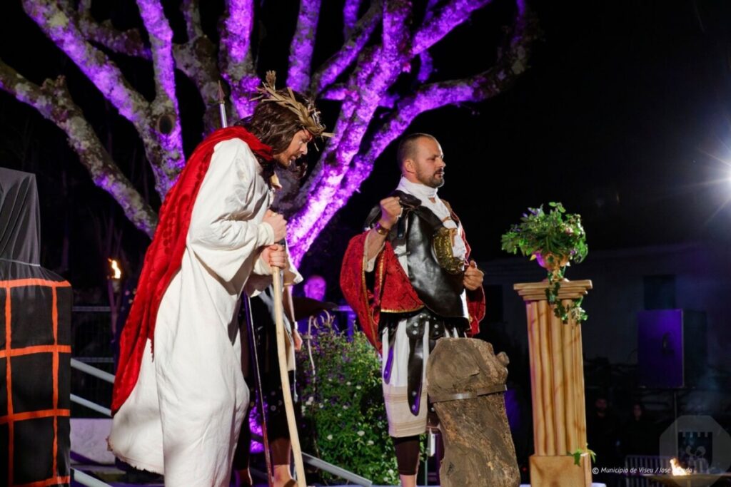  Mais de uma centena de pessoas tornam viva a Via-Sacra no Monte de Santa Luzia, em Viseu - Jornal do Centro