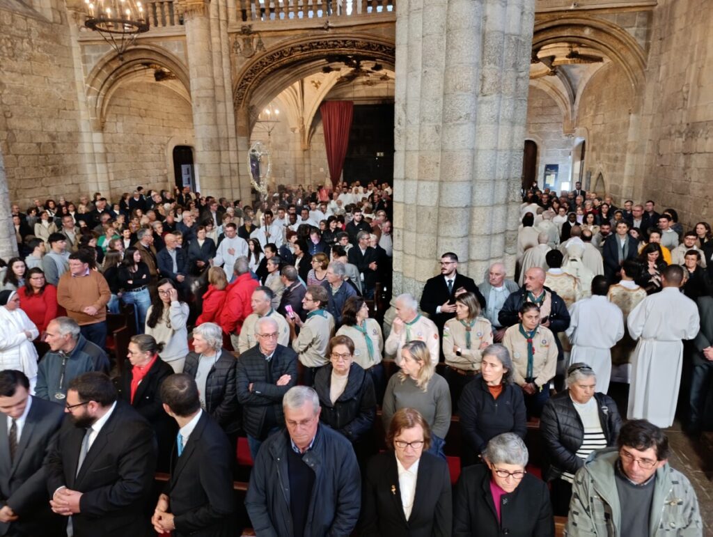  Diocese de Viseu celebra ordenação do Padre Eduardo - Jornal do Centro