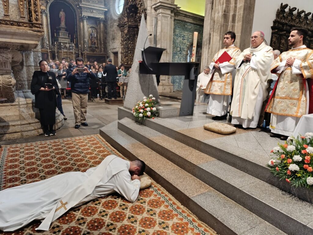  Diocese de Viseu celebra ordenação do Padre Eduardo - Jornal do Centro