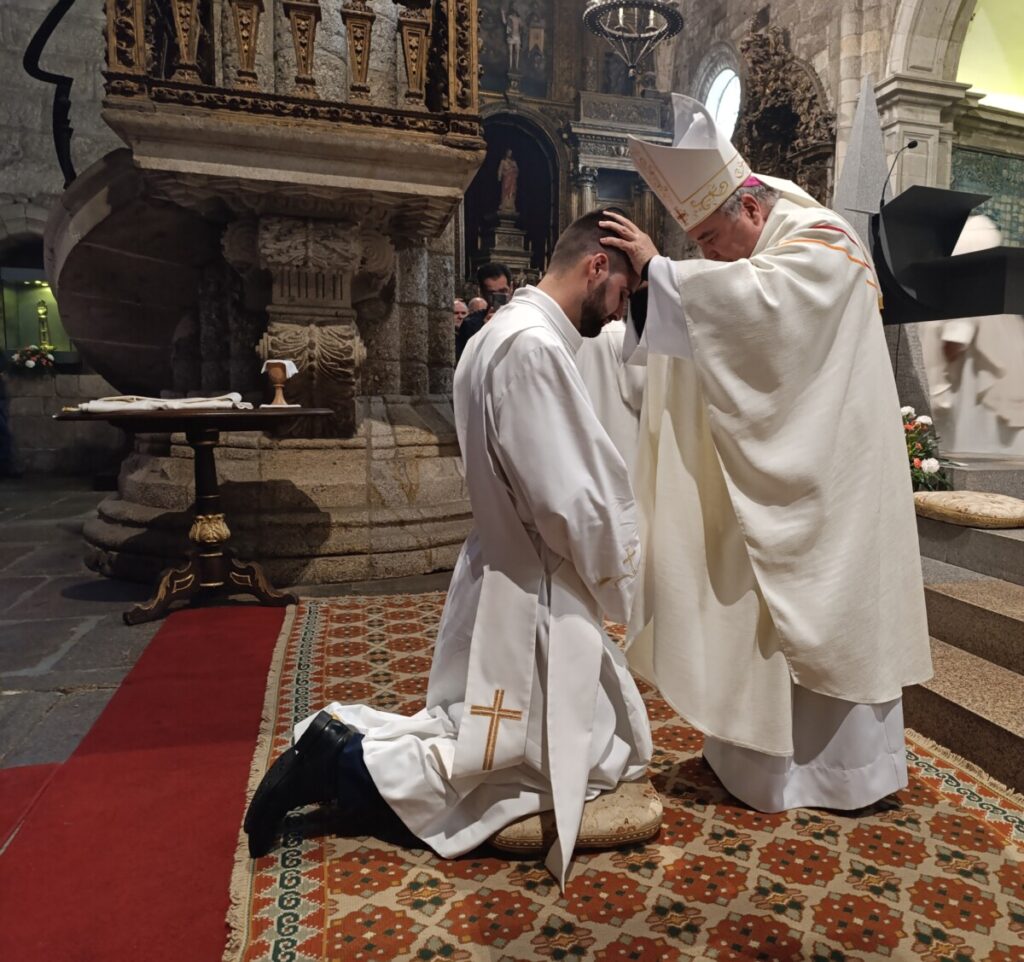  Diocese de Viseu celebra ordenação do Padre Eduardo - Jornal do Centro