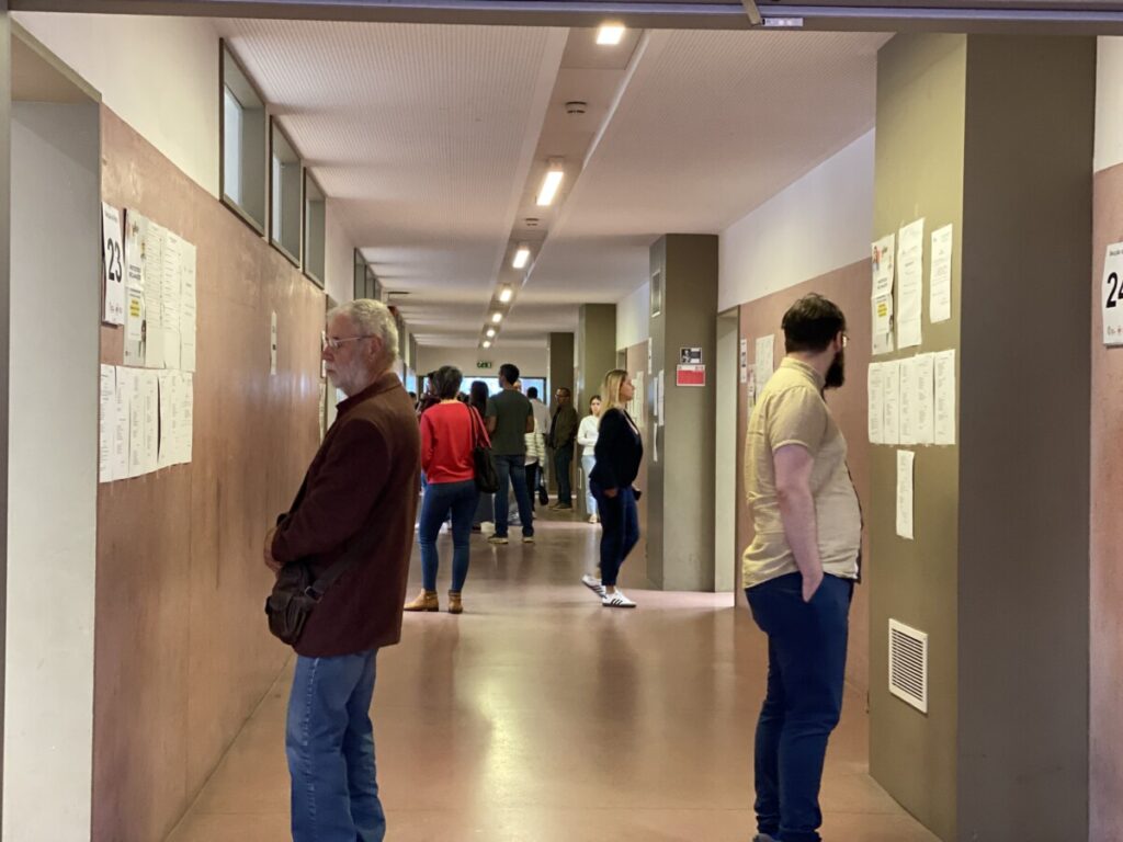  Legislativas: afluência contínua nas urnas em Viseu - Jornal do Centro
