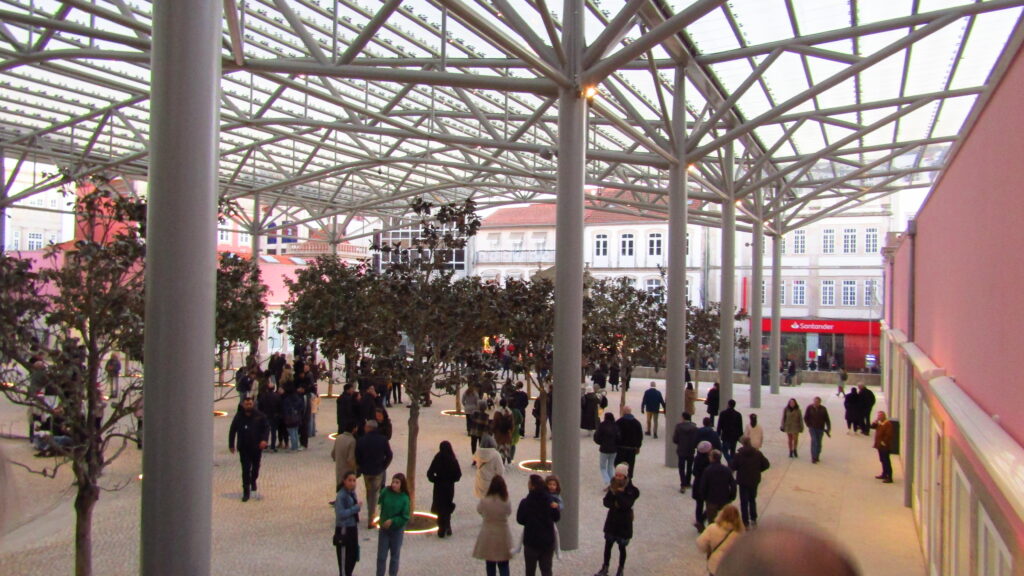 Mercado 2 de Maio: com origens na Guerra Civil de Portugal, a praça homenageia tropas viseenses que combateram por D. Pedro IV - Jornal do Centro