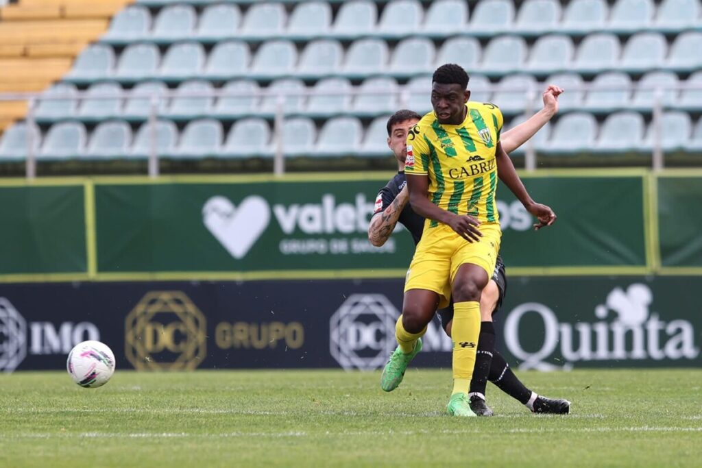  Avançado do CD Tondela eleito o melhor do mês de abril - Jornal do Centro
