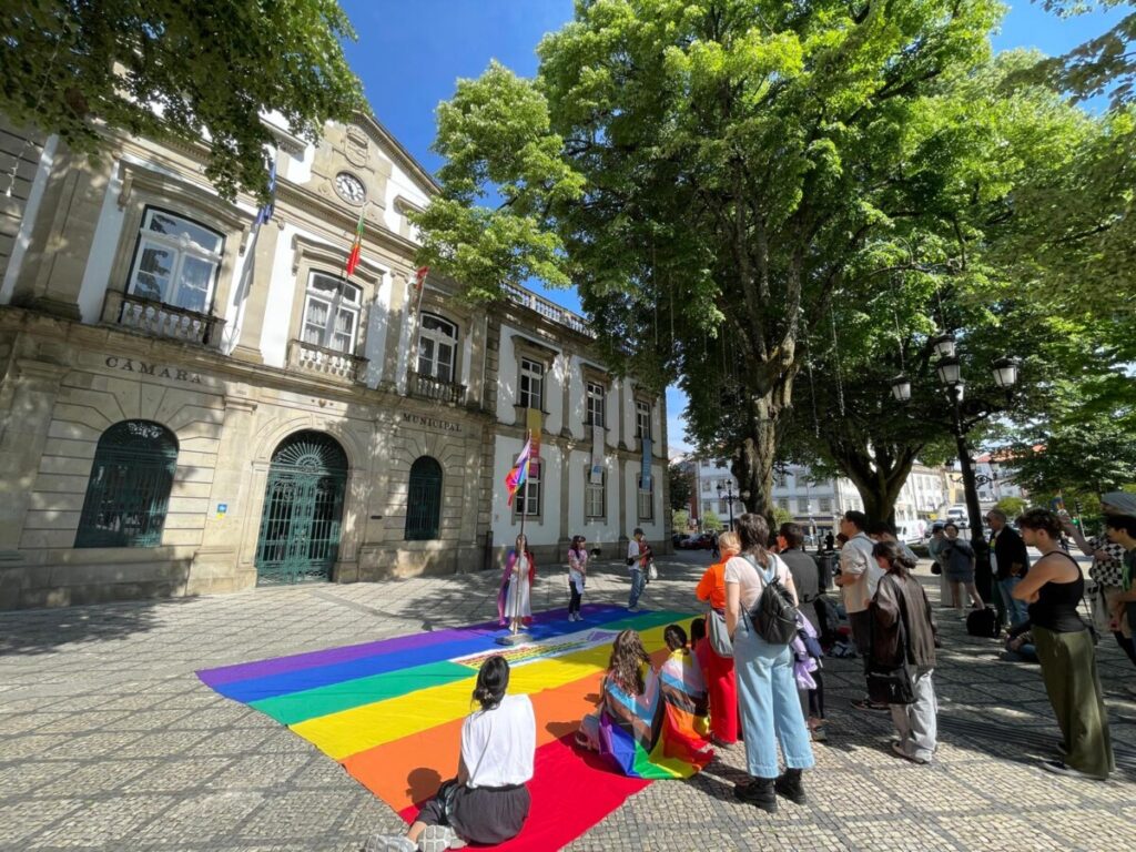  Viseu: Já Marchavas hasteia bandeira arco-íris no Rossio e anuncia data da próxima marcha LGBT - Jornal do Centro