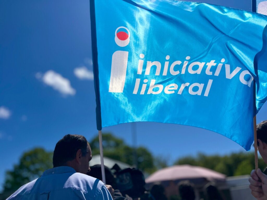  Legislativas’25: Comboio em Viseu, vitaminas para a esquerda e coligação à direita, assim foi a passagem da IL na feira semanal - Jornal do Centro