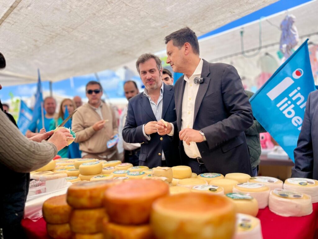  Legislativas’25: Comboio em Viseu, vitaminas para a esquerda e coligação à direita, assim foi a passagem da IL na feira semanal - Jornal do Centro