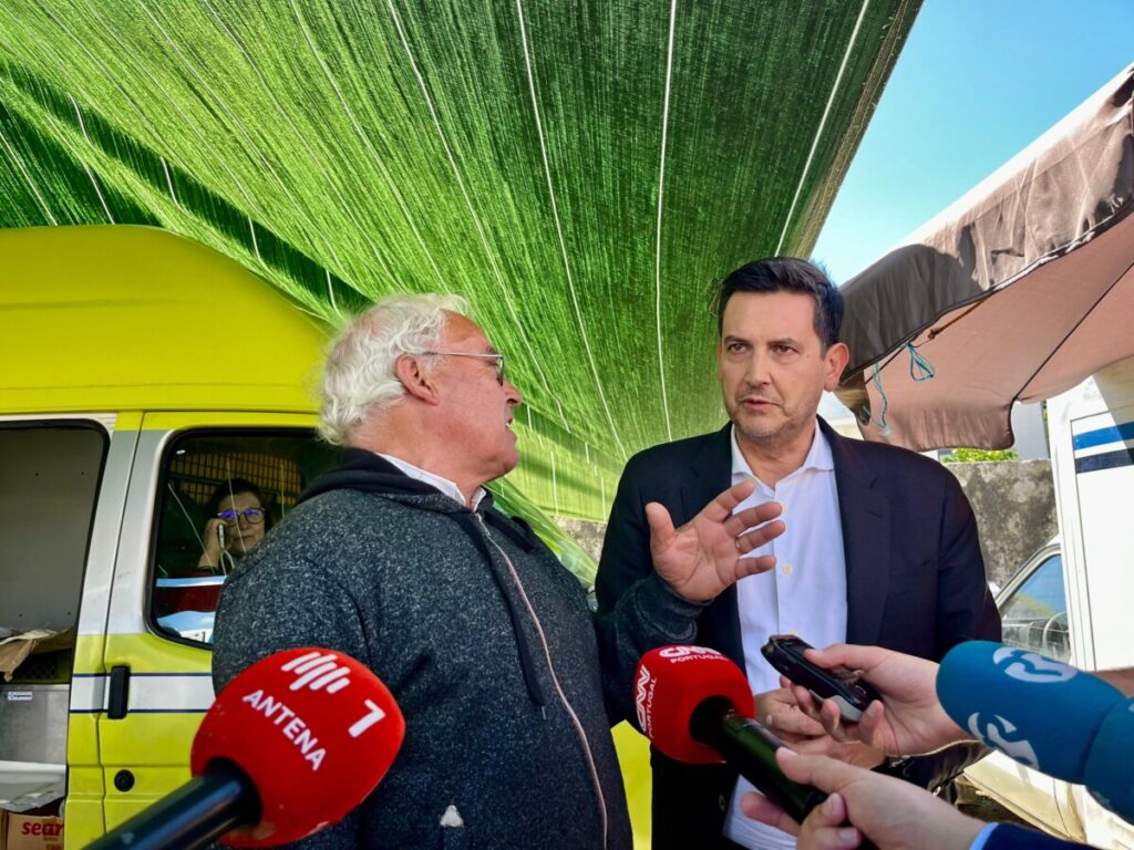  Legislativas’25: Comboio em Viseu, vitaminas para a esquerda e coligação à direita, assim foi a passagem da IL na feira semanal - Jornal do Centro