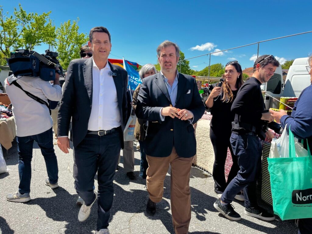 Legislativas’25: Comboio em Viseu, vitaminas para a esquerda e coligação à direita, assim foi a passagem da IL na feira semanal - Jornal do Centro