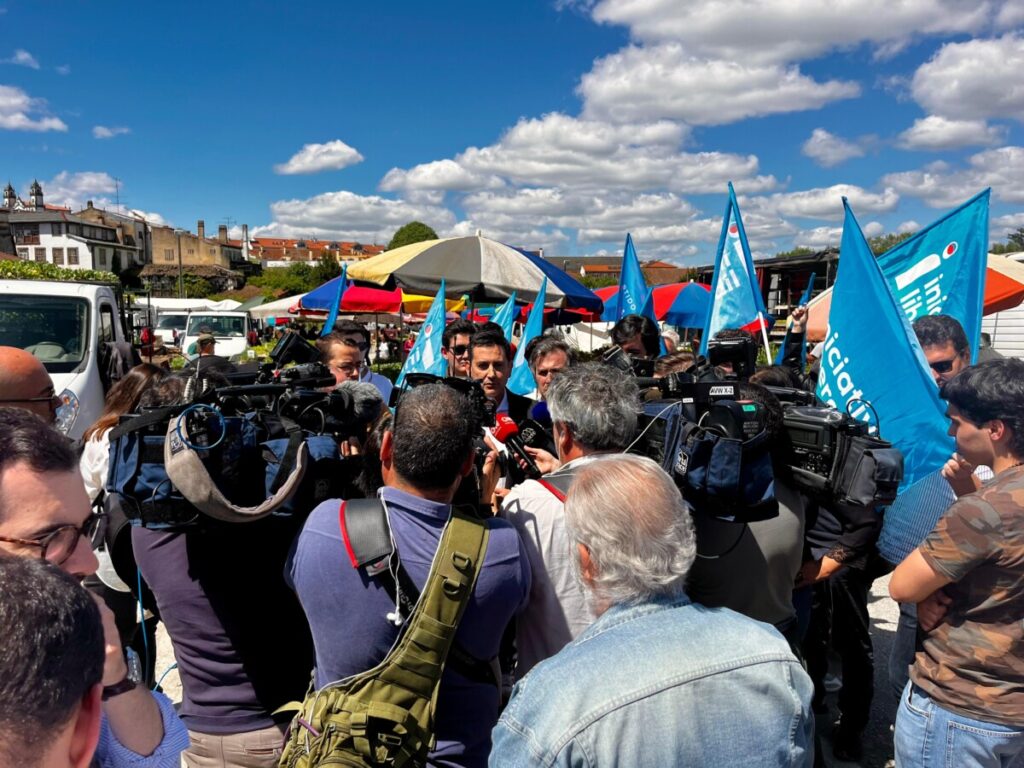  Legislativas’25: Comboio em Viseu, vitaminas para a esquerda e coligação à direita, assim foi a passagem da IL na feira semanal - Jornal do Centro