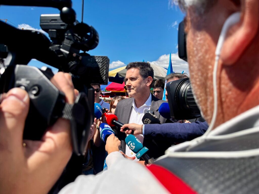  Legislativas’25: Comboio em Viseu, vitaminas para a esquerda e coligação à direita, assim foi a passagem da IL na feira semanal - Jornal do Centro
