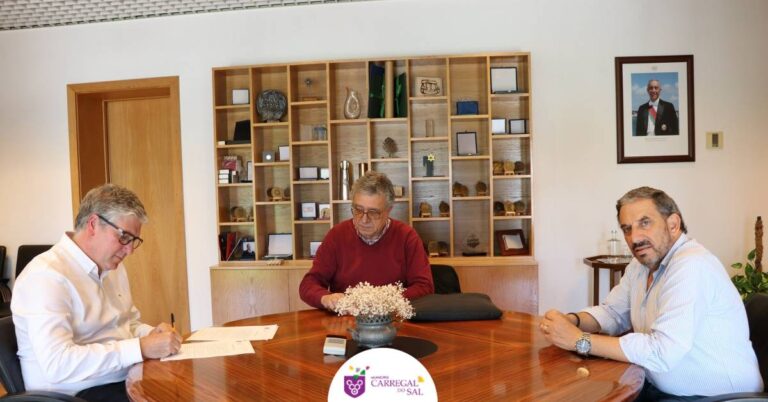 assinatura obra carregal do sal casas sociais