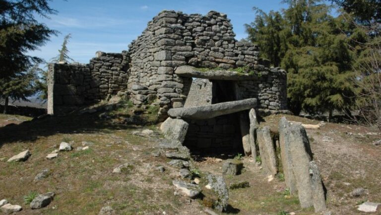cm-penedono-turismo-patrimonio-arqueologico-Dolmen-da-Capela-de-Nossa-Senhora-do-Monte--Penela-da-Beira-