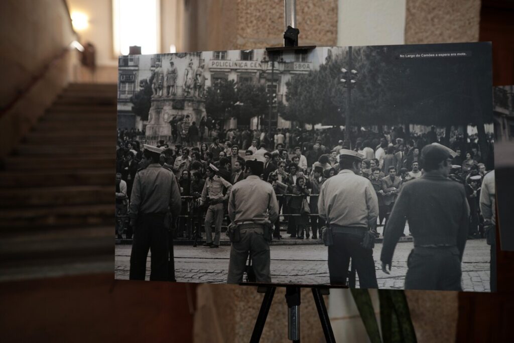  Exposição em Viseu recorda o 25 de Abril em fotografias - Jornal do Centro