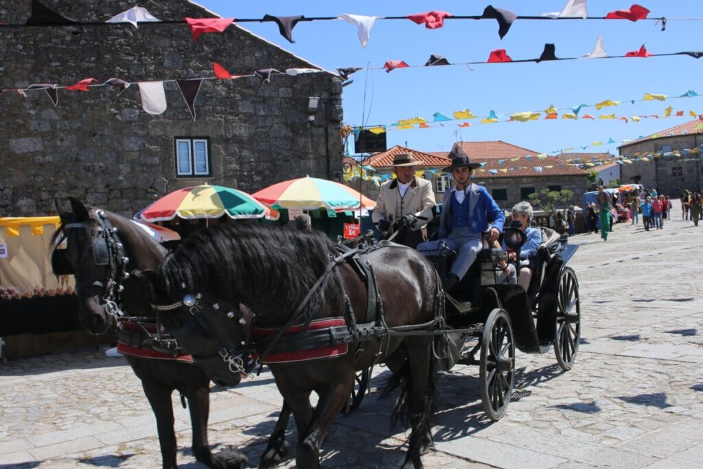  Desfiles e jogos tradicionais na Feira Aquiliniana de Sernancelhe - Jornal do Centro
