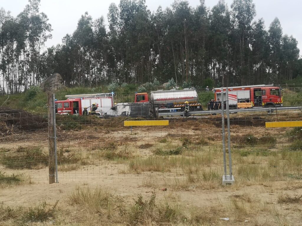  Despiste seguido de incêndio faz três feridos e corta IP3 em Tondela - Jornal do Centro
