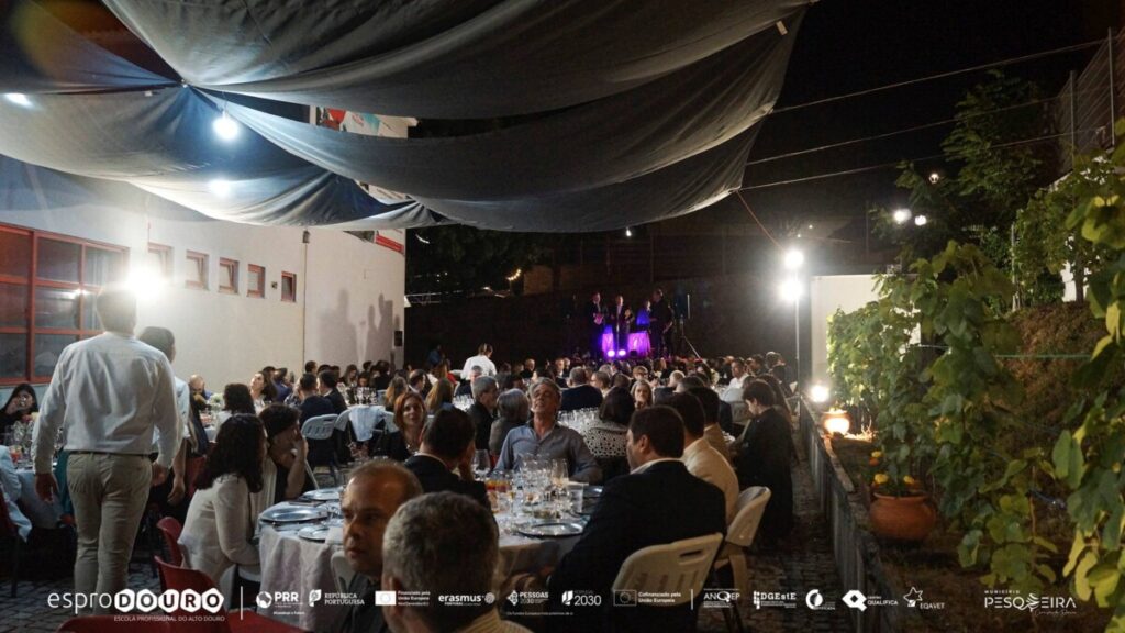  Escola profissional de São João da Pesqueira homenageia figuras do Douro em gala - Jornal do Centro