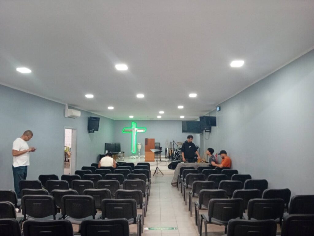  Cemitérios muçulmanos, templos discretos, centros paroquiais e igrejas evangélicas: a fé é a primeira linha de apoio para quem chega sem nada - Jornal do Centro